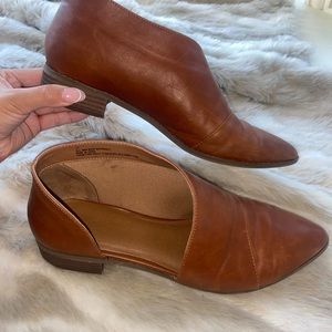 Closed toed shoes w open side detail